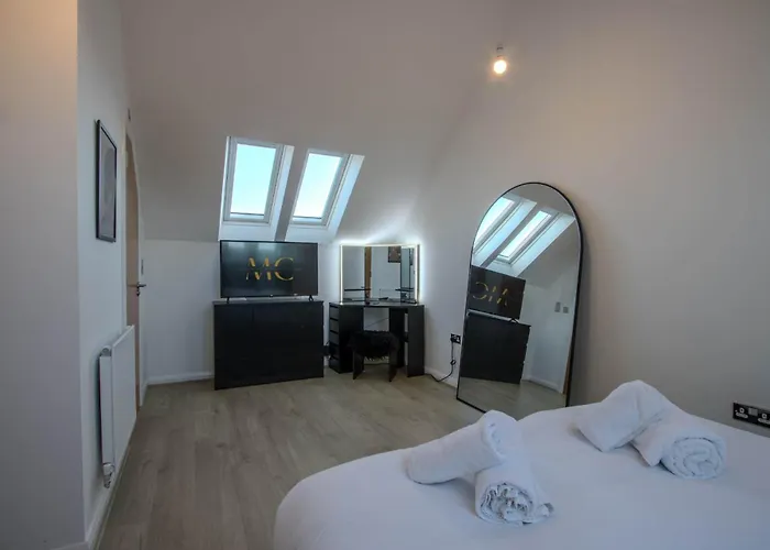 Holiday home Modern 2-bed House In Swinton - Private Parking Manchester