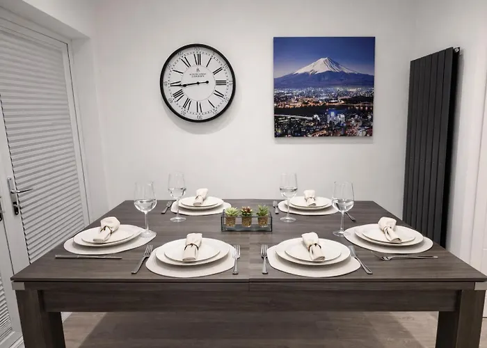 Boutique Home Mcr With Games Table, Sleeps 9 Ferienhaus *