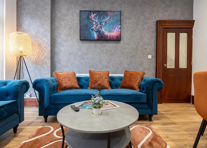 Modern & Spacious 4-bedroom Home, Family & Contractor Friendly, Сasa de vacaciones *