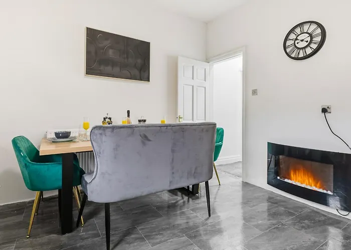 Σπίτι διακοπών 2 Bedroom 5 Beds House 10 Minutes Away From Centre And Hospitals On Street Parking ,great For Long Term Contractors And Hospital Workers