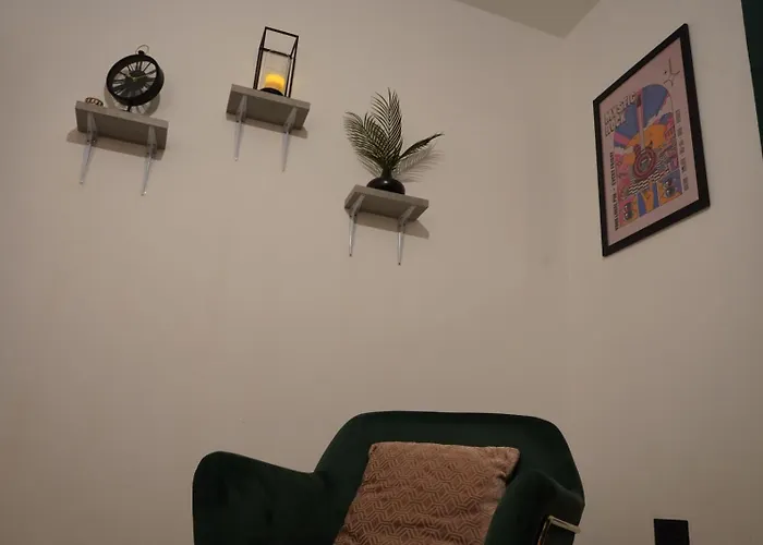 Spacious 3-bedroom Near Centre With Parking * マンチェスター