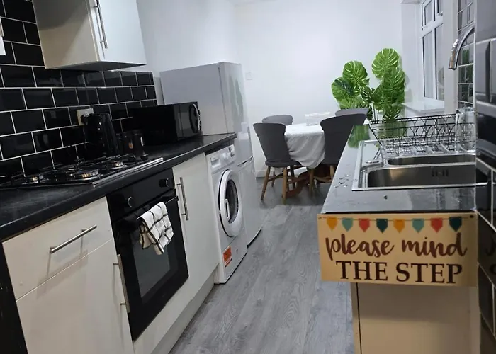 Сasa de vacaciones Spacious 3Br Home With Free Parking Ideal For Business & Contractor Stays Sleeps Up To 6 *