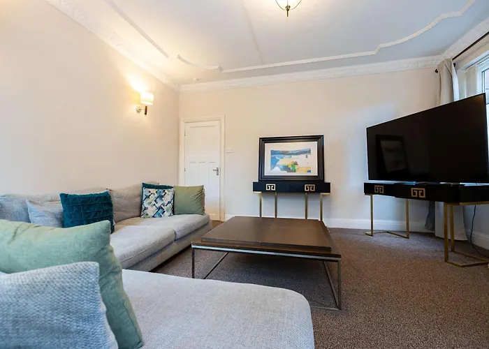 Detached House In Prestwich Sleeps 10 With Parking * Mánchester