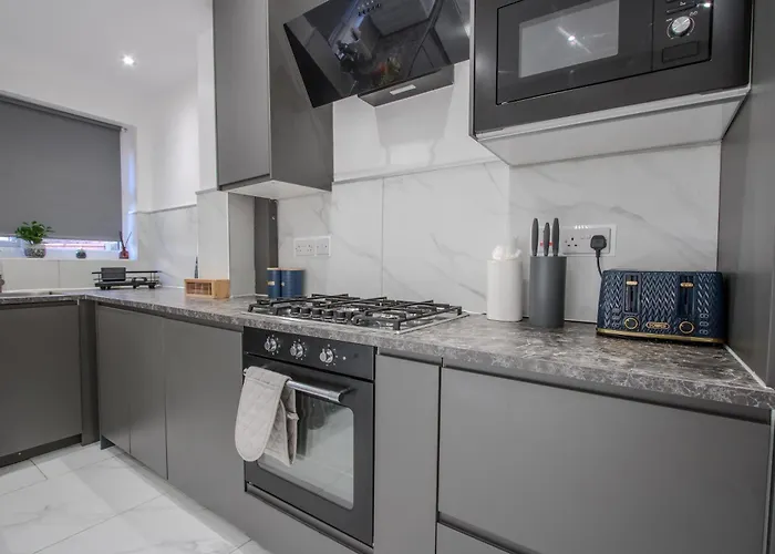 Modern & Spacious 4-bedroom Home, Family & Contractor Friendly, * Mánchester