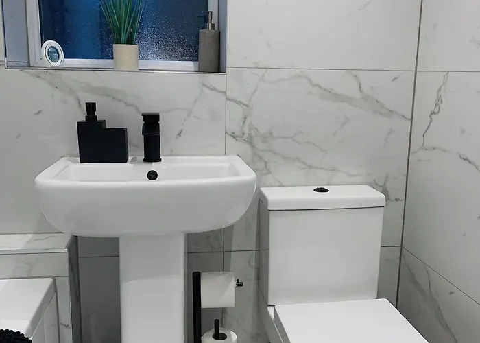 Modern 3-br On Edge Of Center With Free Parking Nyaraló