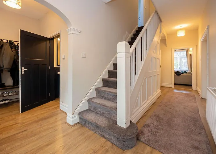 Detached House In Prestwich Sleeps 10 With Parking