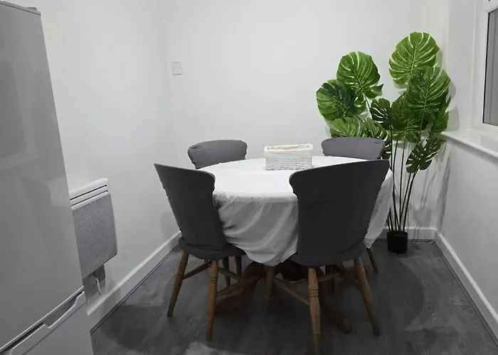 Spacious 3Br Home With Free Parking Ideal For Business & Contractor Stays Sleeps Up To 6 Сasa de vacaciones Mánchester