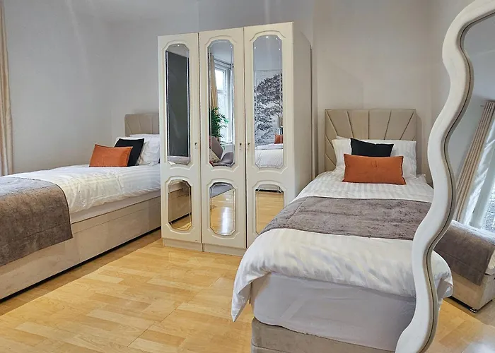 Massive And Stylish 5 Bed House - Sleeps 13 - Free Parking 맨체스터