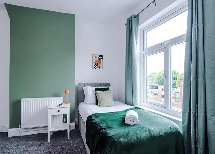 Spacious 3 Bed In By 53 Degrees Property, Perfect For Group Stays, Sleeps 8 With Free Parking! 別荘 *