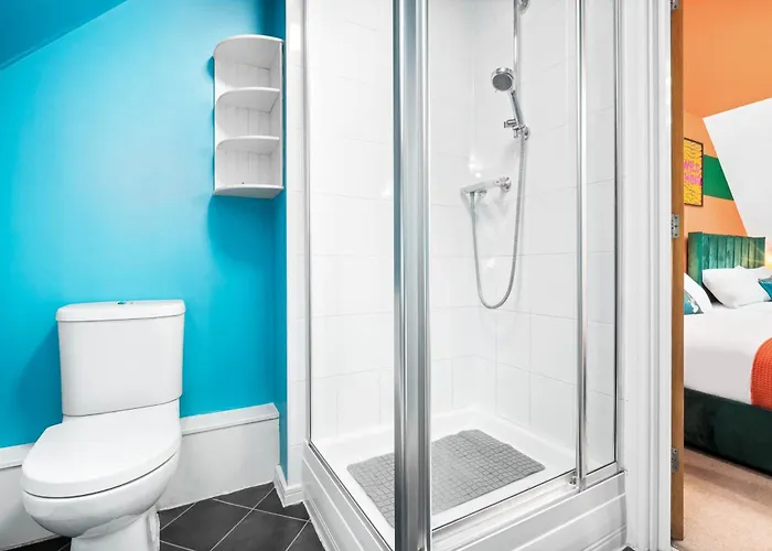 Сasa de vacaciones Stylish 4 Bed House With Garden - 4 Doubles Beds & 1 Single Bed - Sleeps 9 - Salford - Free Parking - Smart Tvs In Every Bedroom - Free Netflix - 6 Min To Centre, Close To Trafford Centre, Etihad Stadium, Arena, Clubs & Mor