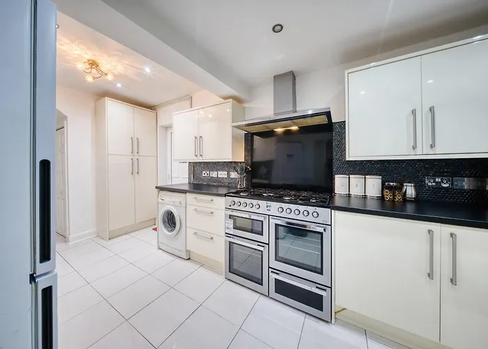 3 Bedrooms Sleeps 7 Free Parking Holiday home