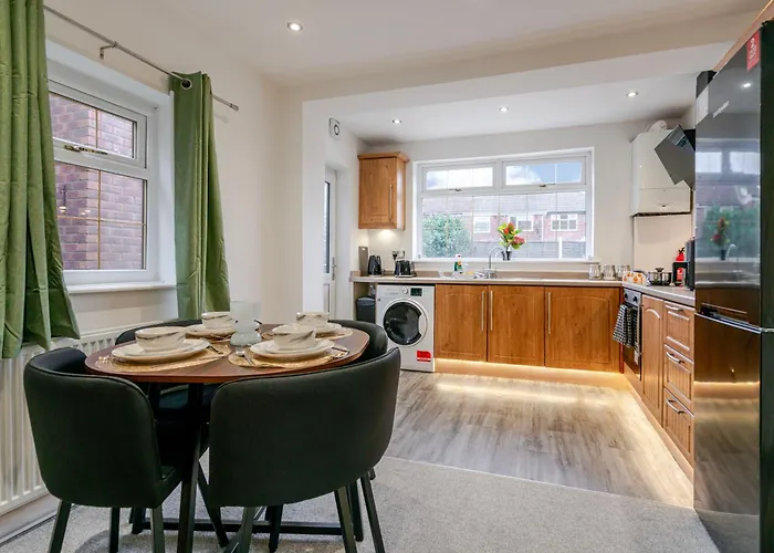 Pensionat 4 Bedroom Serviced House Ideal For Business & Long Term With Free Parking