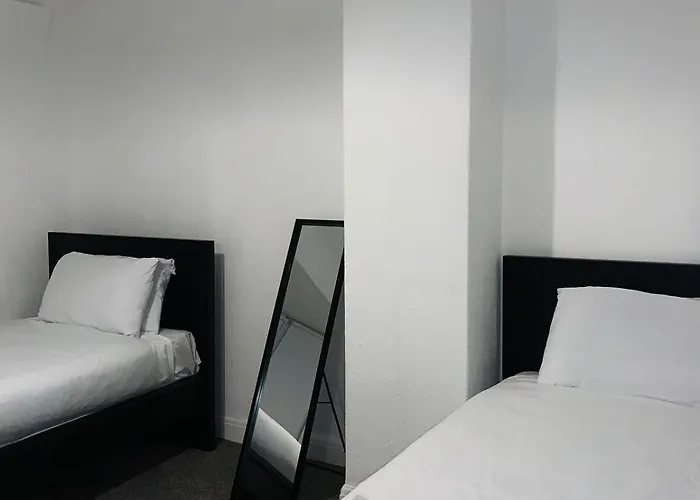 Nyaraló Modern 3-br On Edge Of Center With Free Parking Manchester