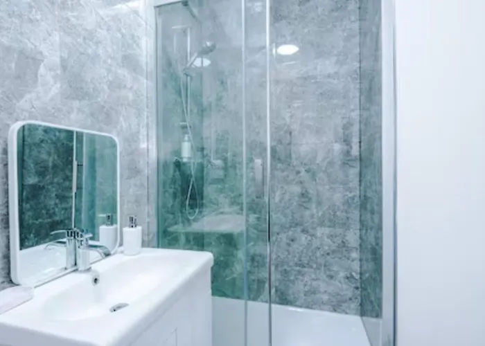 Modern 2-bed House Near Centre - Sleeps 6