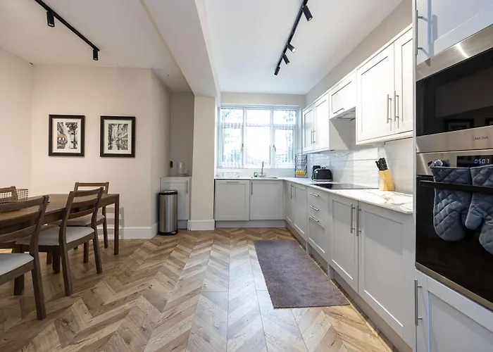 Detached House In Prestwich Sleeps 10 With Parking * Mánchester