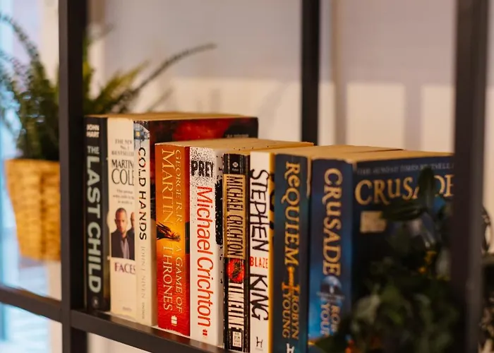 Сasa de vacaciones 3 Bedroom House In Salford - Sleeps 6 Guests, Contractors, Groups, Families, Business, Leisute & Relocation Welcome, 15 Minutes From Centre, Fast Wi-fi, Smart Tv In Each Bedroom & Free Parking, Long And Short Welcome Mánchester