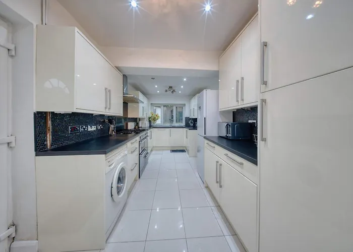 3 Bedrooms Sleeps 7 Free Parking Holiday home Manchester