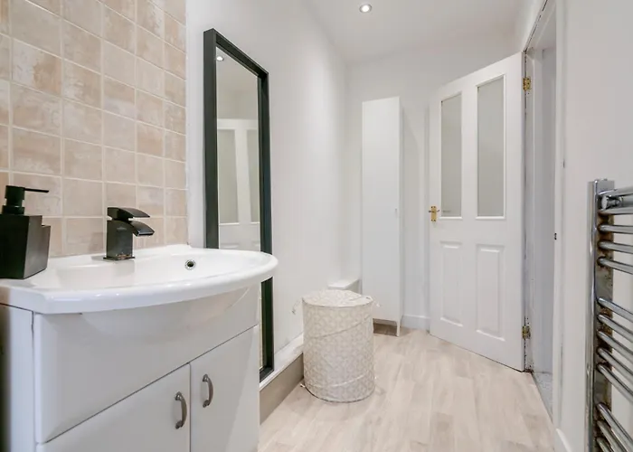 4 Bedroom Serviced House Ideal For Business & Long Term With Free Parking * Manchester