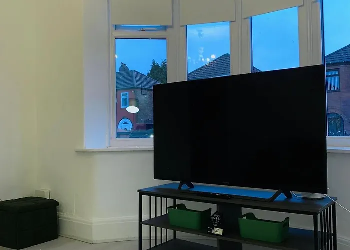 Modern 3-br On Edge Of Center With Free Parking *