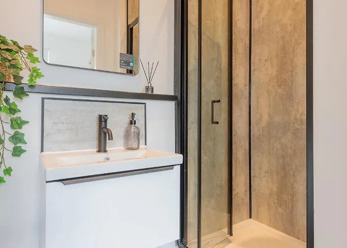 Stylish Comfort Retreat - Salford, Sleeps 8 Mánchester