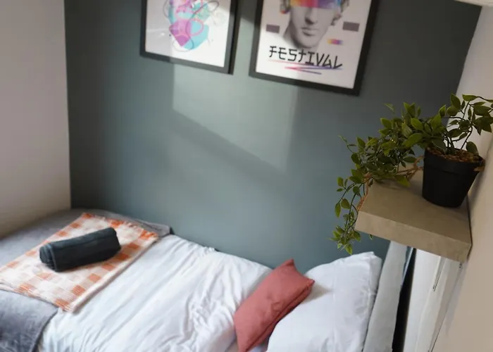 別荘 Spacious 3-bedroom Near Centre With Parking *