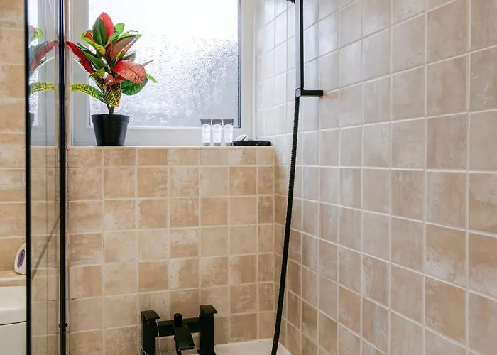 4 Bedroom Serviced House Ideal For Business & Long Term With Free Parking * Манчестер