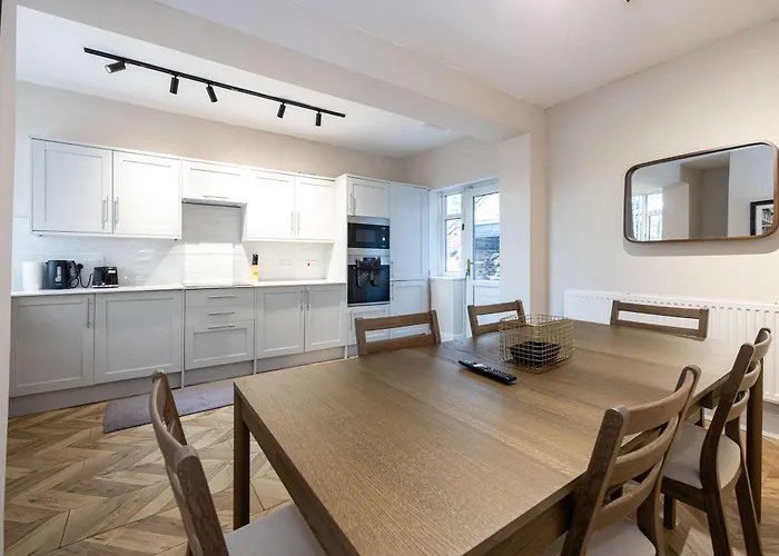 Detached House In Prestwich Sleeps 10 With Parking Mánchester