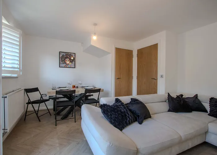 Modern 2-bed House In Swinton - Private Parking