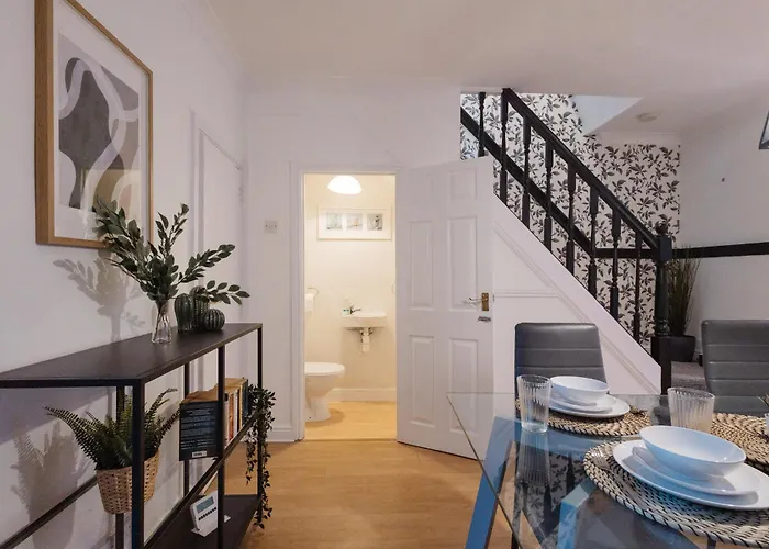 Dom wakacyjny 3 Bedroom House In Salford - Sleeps 6 Guests, Contractors, Groups, Families, Business, Leisure & Relocation Welcome, 15 Minutes From Centre, Fast Wi-fi, Smart Tv In Each Bedroom And Free Parking, Long & Short Welcome *