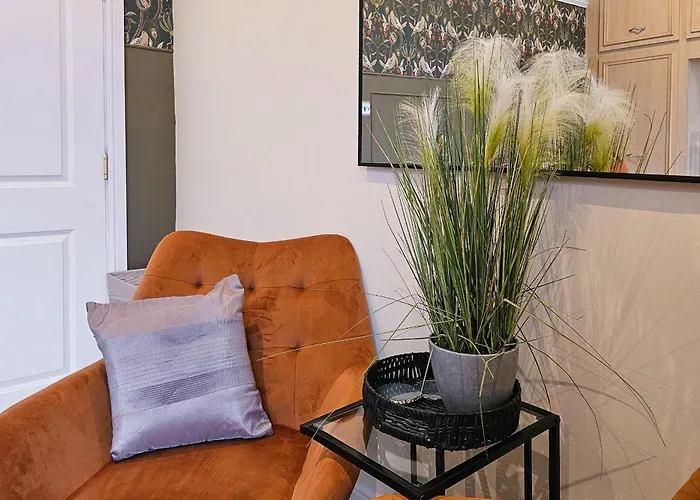 Massive And Stylish 5 Bed House - Sleeps 13 - Free Parking 펜션