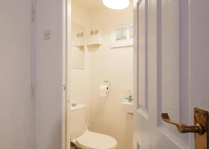 Сasa de vacaciones 3 Bedroom House In Salford - Sleeps 6 Guests, Contractors, Groups, Families, Business, Leisute & Relocation Welcome, 15 Minutes From Centre, Fast Wi-fi, Smart Tv In Each Bedroom & Free Parking, Long And Short Welcome Mánchester