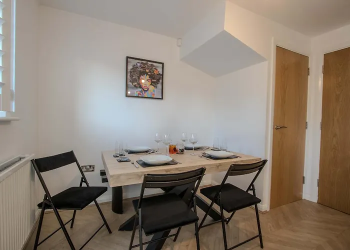 Modern 2-bed House In Swinton - Private Parking Manchester