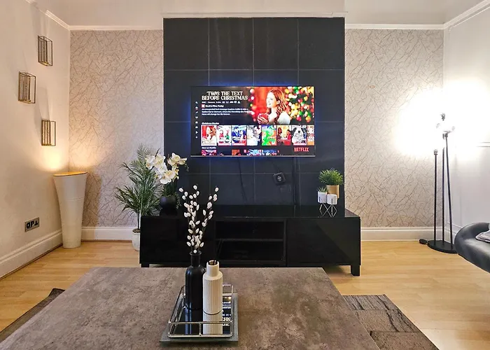 Semesterbostad Massive And Stylish 5 Bed House - Sleeps 13 - Free Parking *