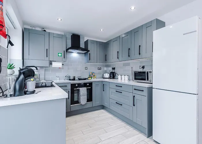 Holiday home Stylish 2br House For 4 In With Parking *