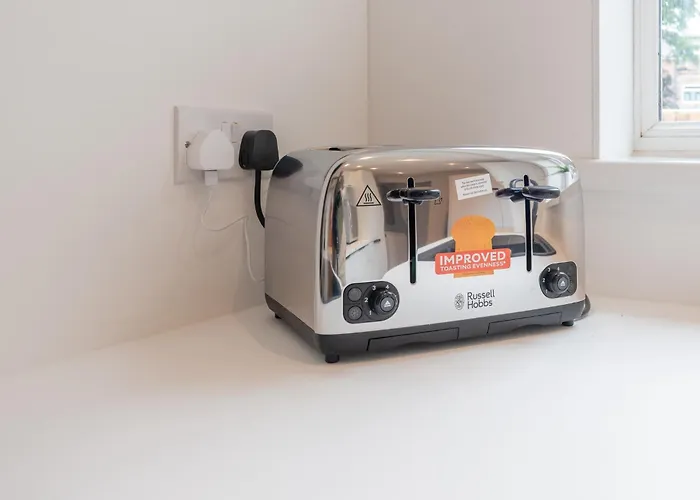 Stylish Comfort Retreat - Salford, Sleeps 8 *