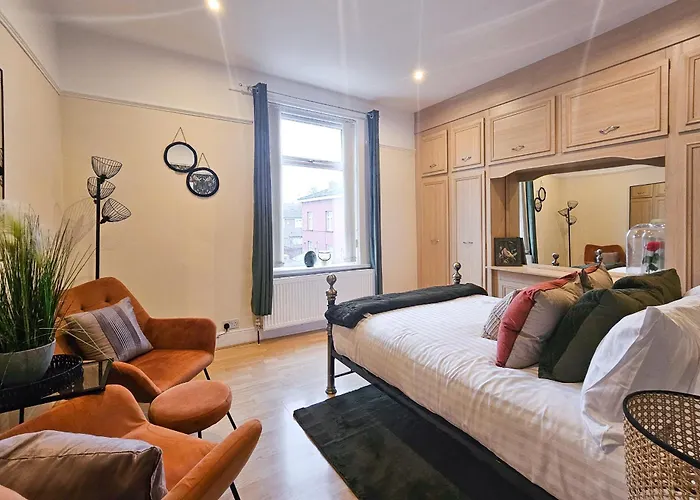 Massive And Stylish 5 Bed House - Sleeps 13 - Free Parking *