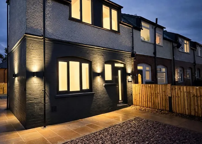 Boutique Home Mcr With Games Table, Sleeps 9 * Manchester