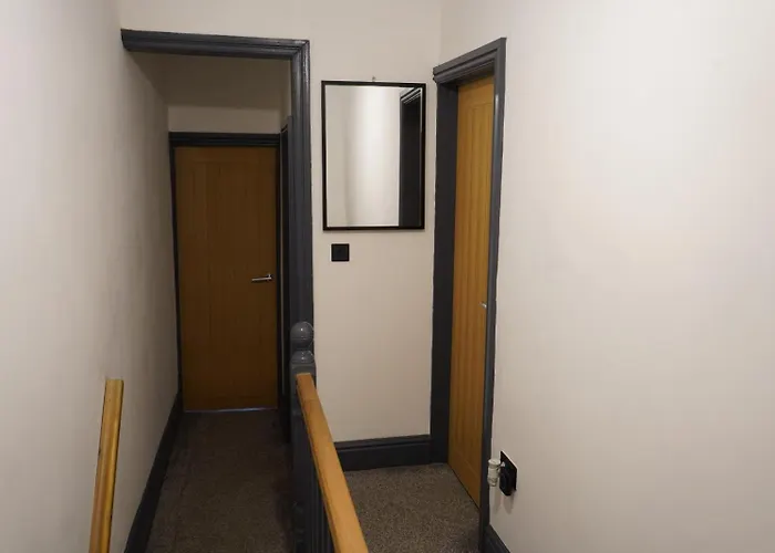 Spacious 3-bedroom Near Centre With Parking 別荘 *