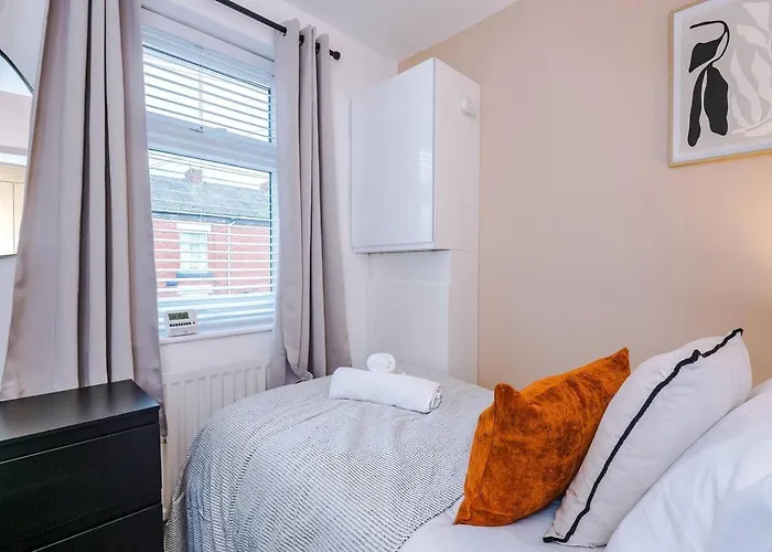 8min To Metrolink 20min To Etihad And Coop Live With Free Parking Holiday home *