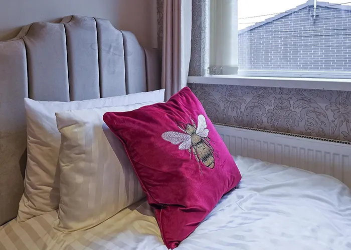 Massive And Stylish 5 Bed House - Sleeps 13 - Free Parking 펜션 *