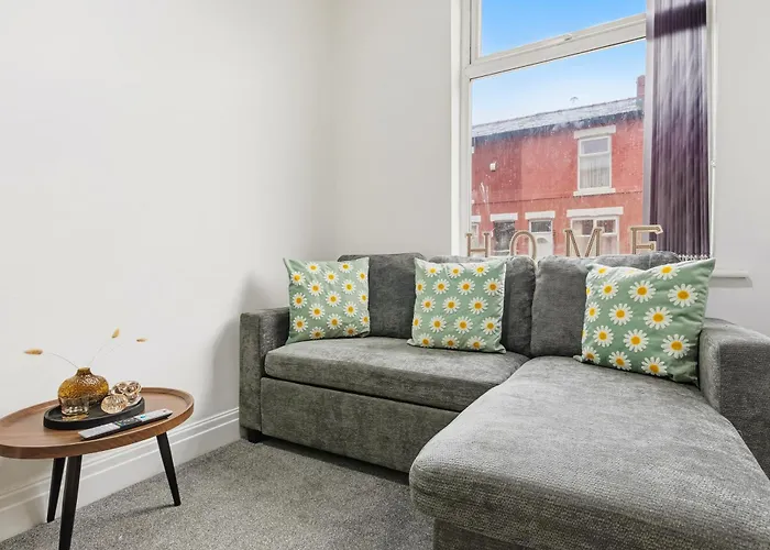 2 Bedroom 5 Beds House 10 Minutes Away From Centre And Hospitals On Street Parking ,great For Long Term Contractors And Hospital Workers Σπίτι διακοπών *