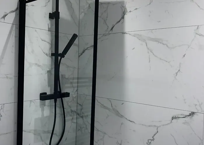 Nyaraló Modern 3-br On Edge Of Center With Free Parking *