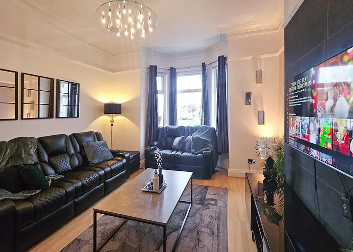 Massive And Stylish 5 Bed House - Sleeps 13 - Free Parking 맨체스터