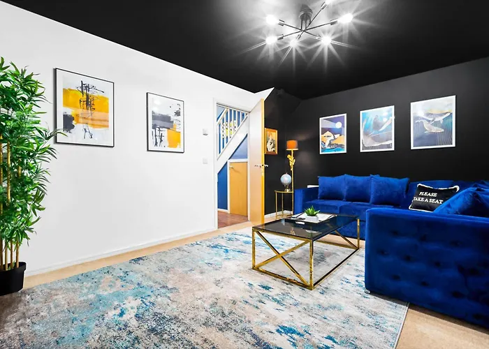 Stylish 4 Bed House With Garden - 4 Doubles Beds & 1 Single Bed - Sleeps 9 - Salford - Free Parking - Smart Tvs In Every Bedroom - Free Netflix - 6 Min To Centre, Close To Trafford Centre, Etihad Stadium, Arena, Clubs & Mor Сasa de vacaciones Mánchester