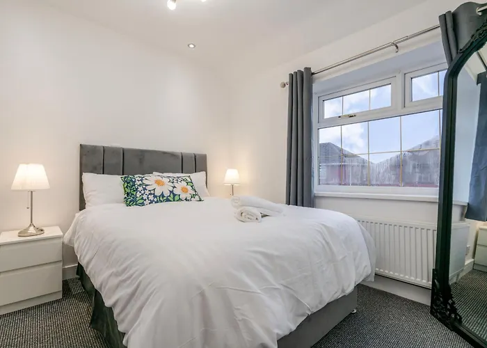 4 Bedroom Serviced House Ideal For Business & Long Term With Free Parking *