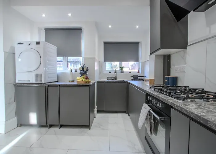 Modern & Spacious 4-bedroom Home, Family & Contractor Friendly, Mánchester