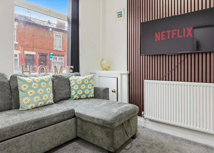 Manchester 2 Bedroom 5 Beds House 10 Minutes Away From City Centre And Hospitals On Street Parking ,Great For Long Term Stays Contractors And Hospital Workers *