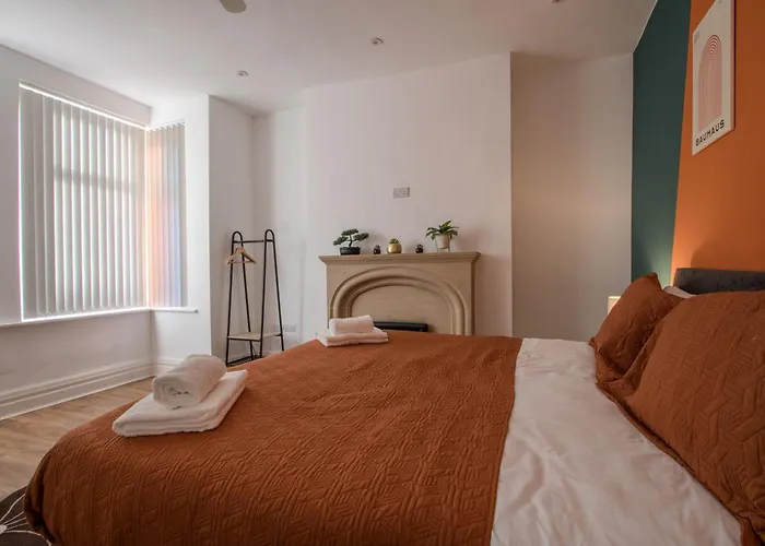 Modern & Spacious 4-bedroom Home, Family & Contractor Friendly, Сasa de vacaciones *