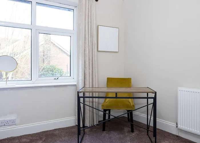 Detached House In Prestwich Sleeps 10 With Parking Сasa de vacaciones Mánchester