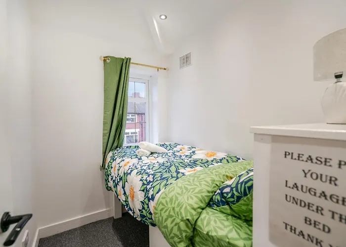 Гостевой дом 4 Bedroom Serviced House Ideal For Business & Long Term With Free Parking